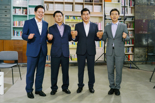 티브로드는 방송 권역 내 시장들이 모여 대담을 나누는 이색적인 토크콘서트를 준비했다고 9일 밝혔다.  (왼쪽부터)최대호 안양시장, 한대희 군포시장, 김상돈 의왕시장, 김종천 과천시장이 기념촬영을 하고 있다. 티브로드 제공